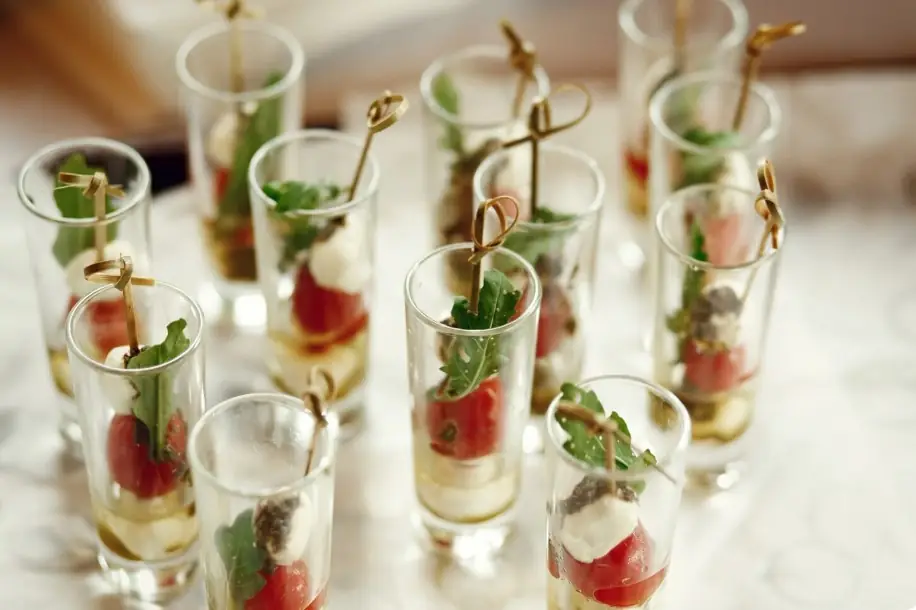 detalle de catering ecológico con productos frescos