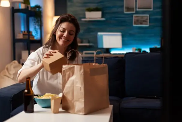 Discover the differences between take away and delivery